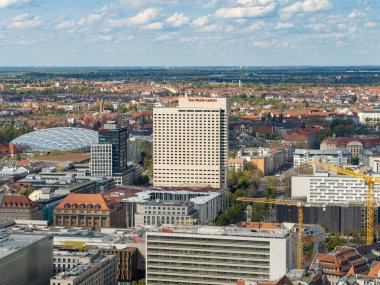 LEIPZIG, ALMANY - 27. Nisan 2024: şehirdeki Westin Leipzig Otel Kulesi. Yüksek katlı bina birinci sınıf konukseverlik hizmeti sunuyor. Popüler iş dünyasının havadan görünüşü.
