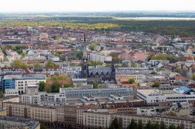 LEIPZIG, ALMANY - 27. Nisan 2024: Eski St. Peter Kilisesi (Peterskirche) şehir binaları arasında. Mimari Gotik Diriliş tarzında ve bir seyahat yeri..