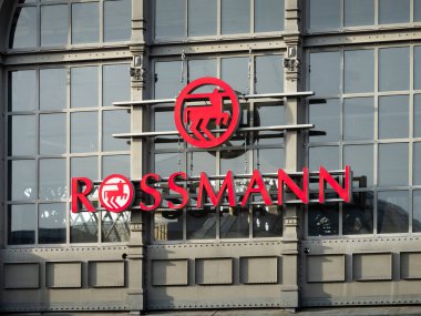 DRESDEN, ALMANY - 27. Mart 2024: Bir binanın ön cephesindeki Alman eczane zincirinin logosu. Kozmetik ürünleri ve ev ürünleri perakendecisi. Kırmızı renkli tabela.