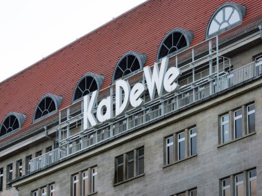 BERLİN, ALMANY - 17. Mart 2024: Kaufhaus des Westens mağazasının logosu. Şehir merkezinde bir sürü moda markası olan lüks alışveriş merkezleri..