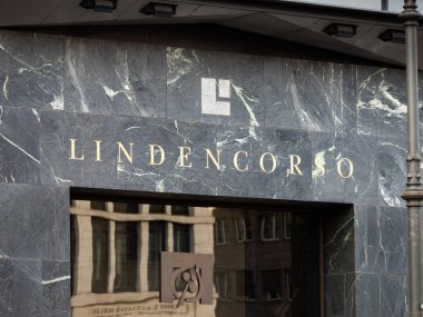 BERLİN, ALMANY - 17. Mart 2024: Lindencorso bina adı ön cephede. Tarihi ev Mitte bölgesinde ticari çözümler ve yerleşim birimleri sunuyor..