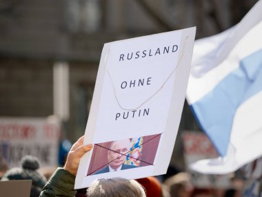 BERLİN, ALMANY - 17. Mart 2024: Putin ve Almanya 'daki siyasetine karşı protesto işareti. Mesaj, Russland ohne Putin 'in Rusya' da Putin 'siz gösteri yapmasıydı..