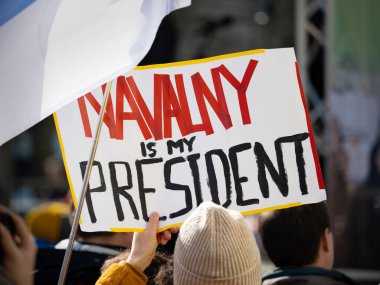 BERLİN, ALMANY - 17. Mart 2024: Rusya siyasetine karşı protesto işareti. Pankartta 