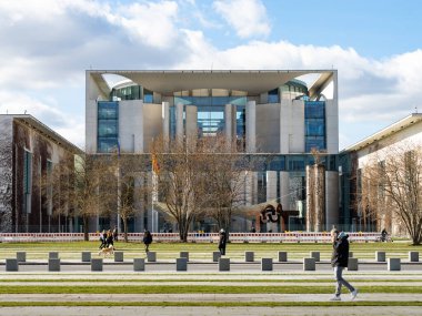 BERLİN, ALMANY - 17. Mart 2024: Bundeskanzleramt dış bina (Federal Başbakanlık). Axel Schultes tarafından planlanan modern anıtsal mimari. Girişi olan doğu cephesi..