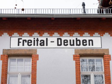 ÖZGÜRLÜK, ALMAN- 10. Şubat 2024: Freital-Deuben tren istasyonunun ön cephesine imza attı. Binanın ön cephesini kapatın. Seyahat noktasındaki evin dışı..