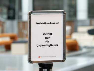 BERLİN, ALMANY - 7. Şubat 2024: ZDF televizyon kanalı için bir televizyon programı için Produktionsbereich (medya üretimi alanı). Bu tabela film ekibi dışında insanları stüdyodan uzak tutuyor..