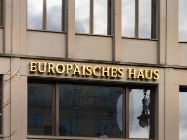 BERLİN, ALMANY - 7. Şubat 2024: Avrupalılar bir binanın ön cephesinde Haus isminin yazılı olduğunu belirttiler. Dış duvarda altın harfler var. Avrupa Birliği 'nin (AB) kentteki hükümet bölgesinde bulunan evi.