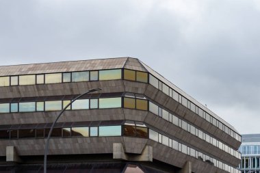 BERLİN, ALMANY - 7. Şubat 2024: Çek Büyükelçiliği Brutalist mimari tarzında dış yapı inşa ediyor. Camları kaplanmış beton cephe fütüristik ve ikoniktir..