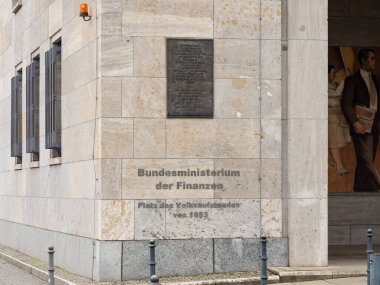 BERLİN, ALMANY - 7. Şubat 2024: Almanya, Berlin 'de Bundesministerium der Finanzen. 1953 Platz des Volksaufstandes 'in yanındaki dış duvarda bir işaret olarak Alman Maliye Bakanlığının adı.