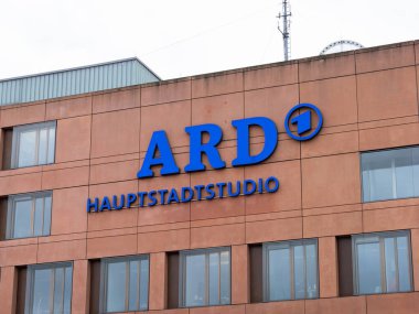 BERLİN, ALMANY - 7. Şubat 2024: ARD Hauptstadtstudio (stüdyo) logosu binanın dış tarafında. Kamu yayın servisi televizyon programları ve haber formatları üretiyor..