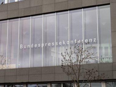 BERLİN, ALMANY - 7. Şubat 2024: Schiffbauerdamm Caddesi 'ndeki hükümet binasına Bundespressekonferenz (Federal Basın Konferansı) imzası atıldı. Alman politikası ve iletişim platformu.