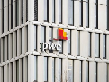 BERLİN, ALMANY - 7. Şubat 2024: Bir ofis binasının PWC logosu. PricewaterhouseCoopers büyük bir danışmanlık ve danışmanlık şirketinin adıdır. Belgede B2B muhasebe çözümleri ve hizmetleri sunuluyor.