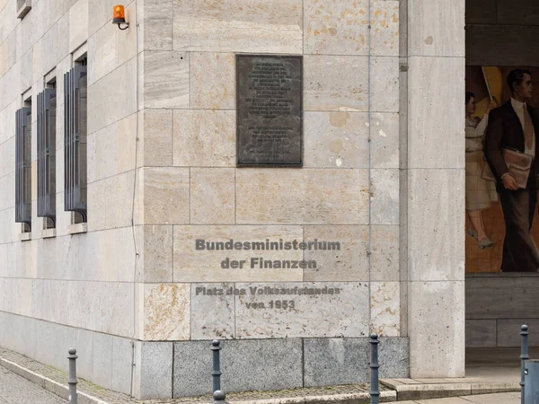 BERLİN, ALMANY - 7. Şubat 2024: Almanya, Berlin 'de Bundesministerium der Finanzen. 1953 Platz des Volksaufstandes 'in yanındaki dış duvarda bir işaret olarak Alman Maliye Bakanlığının adı.