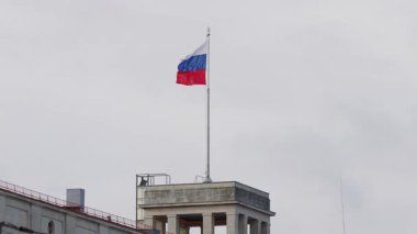 Hükümet binasının çatısında Rus bayrağı. Rusya 'nın Avrupa' daki sembolü ve uluslararası ortaklık anlaşması.