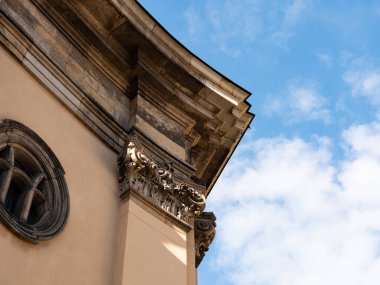 DRESDEN, ALMANY - 29. Mayıs 2022: Annenkirche kilisesinin dış binasının mimari ayrıntıları. Jugendstil 'deki dekoratif elementler (art nouveau) ön cephede kumtaşından yapılmıştır..