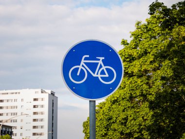Almanya 'da bisiklet yolu trafik levhası. Mavi arkaplandaki bisiklet simgesini kapat. Sembol, bir yolun yanındaki bisikletçiler için ayrılmış bir yol veya şeridi gösterir.