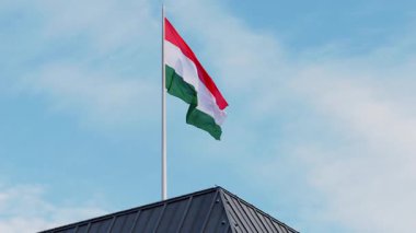 Hükümet binasının çatısında Macar bayrağı. Macaristan 'ın Avrupa' daki sembolü ve uluslararası ortaklık anlaşması.