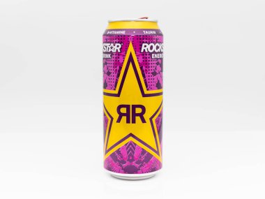 DRESDEN, ALMANY - 29. Aralık 2023: Rockstar Enerji İçeceği Tropikal Guava aromalı içecek. Mor ve sarı kutu meyvemsi bir tadı olan PUNCHED ürün sırasının bir parçası..