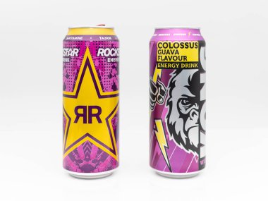 DRESDEN, ALMANY - 29. Aralık 2023: Kong Strong Colossus, Rockstar Enerji İçeceği Guava aromasına karşı (mor kutu). Ucuz Lidl markası PepsiCo markasına alternatif..