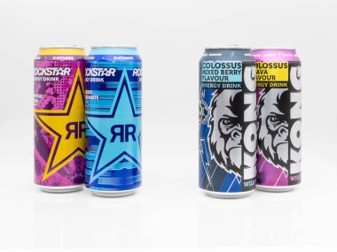 DRESDEN, ALMANY - 29. Aralık 2023: Kong Strong Colossus, Rockstar Enerji İçeceği 'ne karşı. Guava ve Berry 'nin lezzetleri yarışmada. Ucuz Lidl markası PepsiCo markasına alternatif..