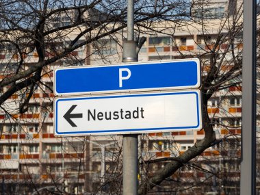 Almanya 'da bir kentteki Neustadt (yeni kasaba) trafik işareti. Sürücülere yolu göstermek için sola doğru yol gösteren bilgiler. Büyük bir kasabada seyrüsefer.