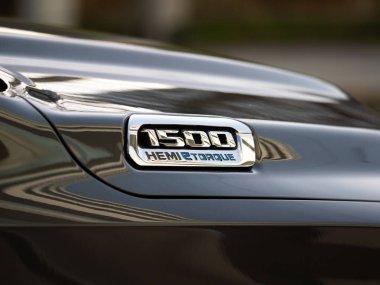 DRESDEN, ALMANY - 27. Aralık 2023: 1500 eTork amblemi bir Dodge pikap kamyonunda. Kaputun yan tarafında krom işareti var. Amerikan aracının dış tarafındaki damgalamayı kapat..