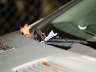 Bir park suçlusu için iyi. Sileceklerin arkasında bir bilet var. Araba sürücüsü kuralları çiğnediği için ceza ödemek zorunda. Ücreti kapat..