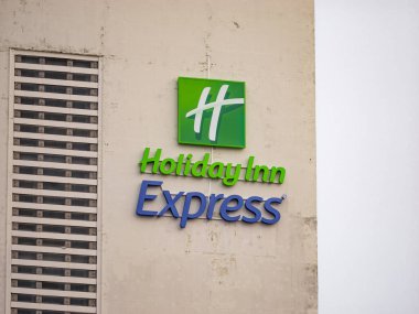 DRESDEN, ALMANY - 21. Aralık 2023: Holiday Inn Express logosu yıpranmış bir binanın ön cephesinde. Konukseverlik şirketi Intercontinental Hotels Group 'un bir parçasıdır ve seyahat sektöründe faaliyet göstermektedir.