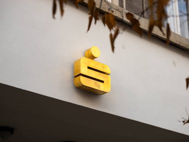 Goeritz, Almanya - 13 numara. Aralık 2023: Bir binanın dış tarafında Sparkasse logosu altın rengi ile işaretlendi. Tasarruf bankasının ikonu markanın bir parçası. Bankacılık şirketi Almanya 'da büyük bir işveren.