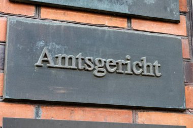 Almanya 'nın dışındaki bir binada Amtsgericht (yerel mahkeme) imzası var. Bu, Almanya 'daki en düşük yargı seviyesi. Birine karşı açılan davada adalet sağlanabilmesi için..