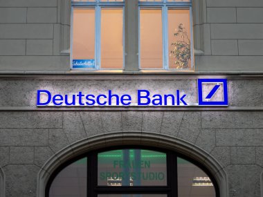 Goeritz, Almanya - 13 numara. Aralık 2023: Deutsche Bank logosu bir binanın dış tarafında aydınlandı. Büyük Alman bankacılık kurumu sistematik olarak ilgilidir. Bu işin her şehirde şubeleri var..