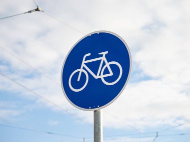 Almanya 'da bisiklet yolu tabelası kapanıyor. Beyaz bisiklet mavi bir zeminde. Sembolün şekli yuvarlaktır. Farklı yol kullanıcıları için kılavuz.