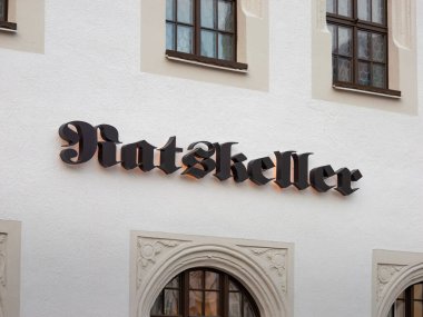 FREIBERG, ALMANY - 12. Aralık 2023: Almanya 'da bir şehirde Ratskeller restoranı tabelası. Bina cephesindeki eski tarz harf geleneksel barın yerini gösteriyor..