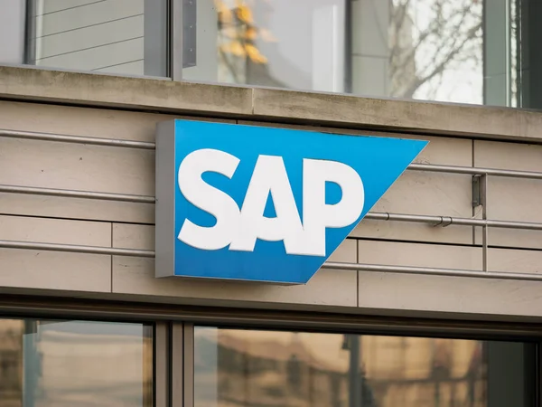 DRESDEN, ALMANY - 27. Aralık 2023: Ofis binasının dış tarafında SAP logosu var. Alman yazılım şirketi büyük bir işveren. Girişim çözümlerinin müşteriler için geliştirilmesi iştir..