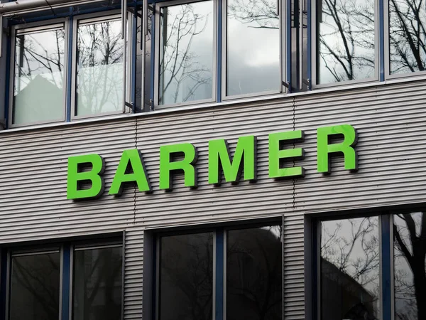 DRESDEN, ALMANY - 21. Aralık 2023: Alman sağlık sigorta şirketinin Barmer logosu. Sağlık sektöründeki büyük işverenin ofis binası..