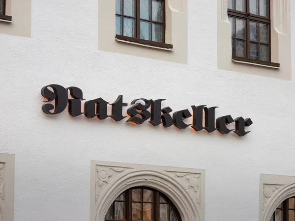 FREIBERG, ALMANY - 12. Aralık 2023: Almanya 'da bir şehirde Ratskeller restoranı tabelası. Bina cephesindeki eski tarz harf geleneksel barın yerini gösteriyor..