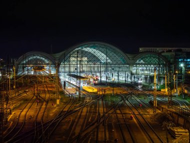 DRESDEN, ALMANY - 7. Kasım 2023, merkez istasyon, gece. Trenler platformlardan ayrılıyor. Bina aydınlandı ve raylar da aydınlandı. Saksonya 'da toplu taşıma.
