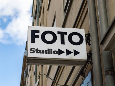 Almanya 'nın dışındaki bir binada Fotostudio (fotoğraf stüdyosu) imzası. İnsanların başvurular, hediyeler ve anılar için fotoğraf çekebileceği küçük bir işletme..