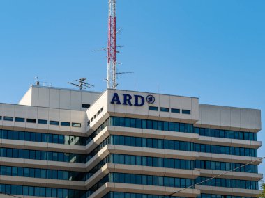 Münih, Almanya - 20 yıl. Eylül 2023: Binanın dış tarafında ARD logosu var. Kamu yayın kuruluşunun şehirde bir ofisi var. Program yönetimi bu evde bulunmaktadır.