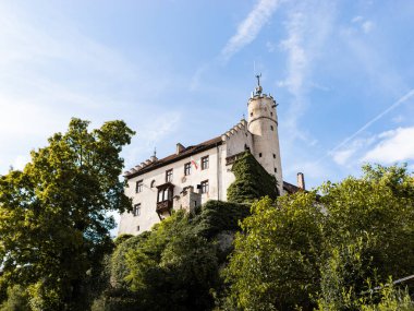 Yazın tepedeki Goessweinstein şatosuna gider. Franconia, Almanya 'da seyahat ve cazibe merkezi. Orta Çağ 'dan kalma tarihi eser iyi durumda..
