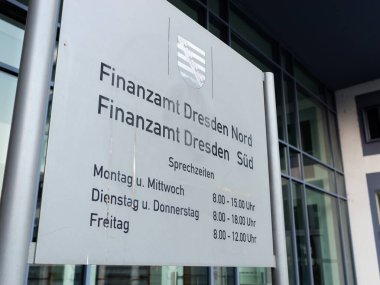 DRESDEN, ALMANY - 21. Ağustos 2023: İlçe Dresden Nord (kuzey) ve Dava (güney) ofis saatleriyle birlikte Finanzamt (vergi dairesi) bilgi imzası. Finansal otoritenin açılış zamanları.