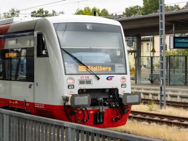 GLAUCHAU, ALMANY - 5. Ağustos 2023: Stollberg 'e giden RB 92 treni platformda duruyordu. Saksonya 'daki City-Bahn Chemnitz GmbH' in VT 516 CB vagonu. Toplu taşıma aracı.