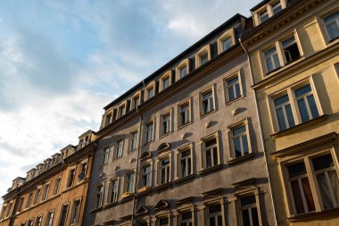 DRESDEN, ALMANY - 28. Temmuz 2023: Neustadt bölgesinde arka arkaya eski konut binaları. Daireler kiralık. Bu mahalle gençler ve öğrenciler arasında popülerdir..