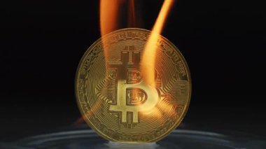 Karanlık bir stüdyonun önünde Bitcoin yakmak. Kripto para birimi alevler içinde çünkü. Yatırım ateş gibi..