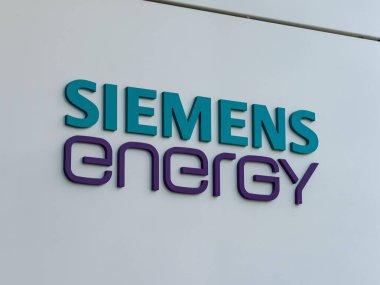DRESDEN, ALMANY - 24. Haziran 2023: Siemens Enerji logosu yakın plan imzası. Teknoloji ve mühendislik firması. Endüstrinin büyük bir işvereni. Bina cephesinde sembol.