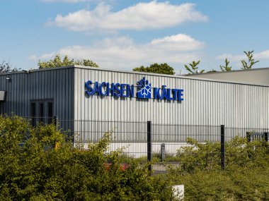 DRESDEN, ALMANY - 24. Haziran 2023: Sachsen Kaelte şirket logosu binanın dış tarafında. İşletme gıda endüstrisine soğutma teknolojisi ve klimalarda çözümler sunuyor..