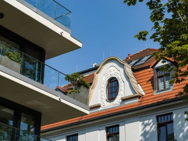 Modern, eski bina cephesine karşı yan yana. Cam parmaklıklar ve bitkilerle dolu lüks bir balkon. Almanya 'da farklı bir konut mimarisi. Karşıtlık olarak yaşam biçimleri.