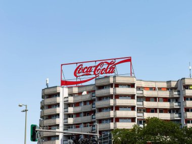 BERLİN, ALMANY - 27. Mayıs 2023: Coca Cola logosu şehirdeki Spittelmarkt apartmanında. Dünyanın en ünlü markasının büyük kırmızı logosu. Halka açık bir alanda reklam.