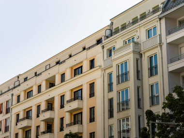 BERLİN, ALMANY - 26. Mayıs 2023: Şehirde pahalı apartmanlar. Bir caddedeki güzel konutların dışında. Genellikle bu tür daireler kâr etmek için yatırım olarak kullanılır..