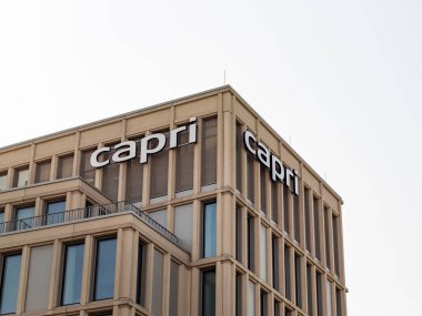 BERLİN, ALMANY - 26. Mayıs 2023: Kapri, Fraser Oteli logosu, binanın dış tarafında. Konukseverlik şirketi farklı şehirlerde modern konutlar işletiyor..